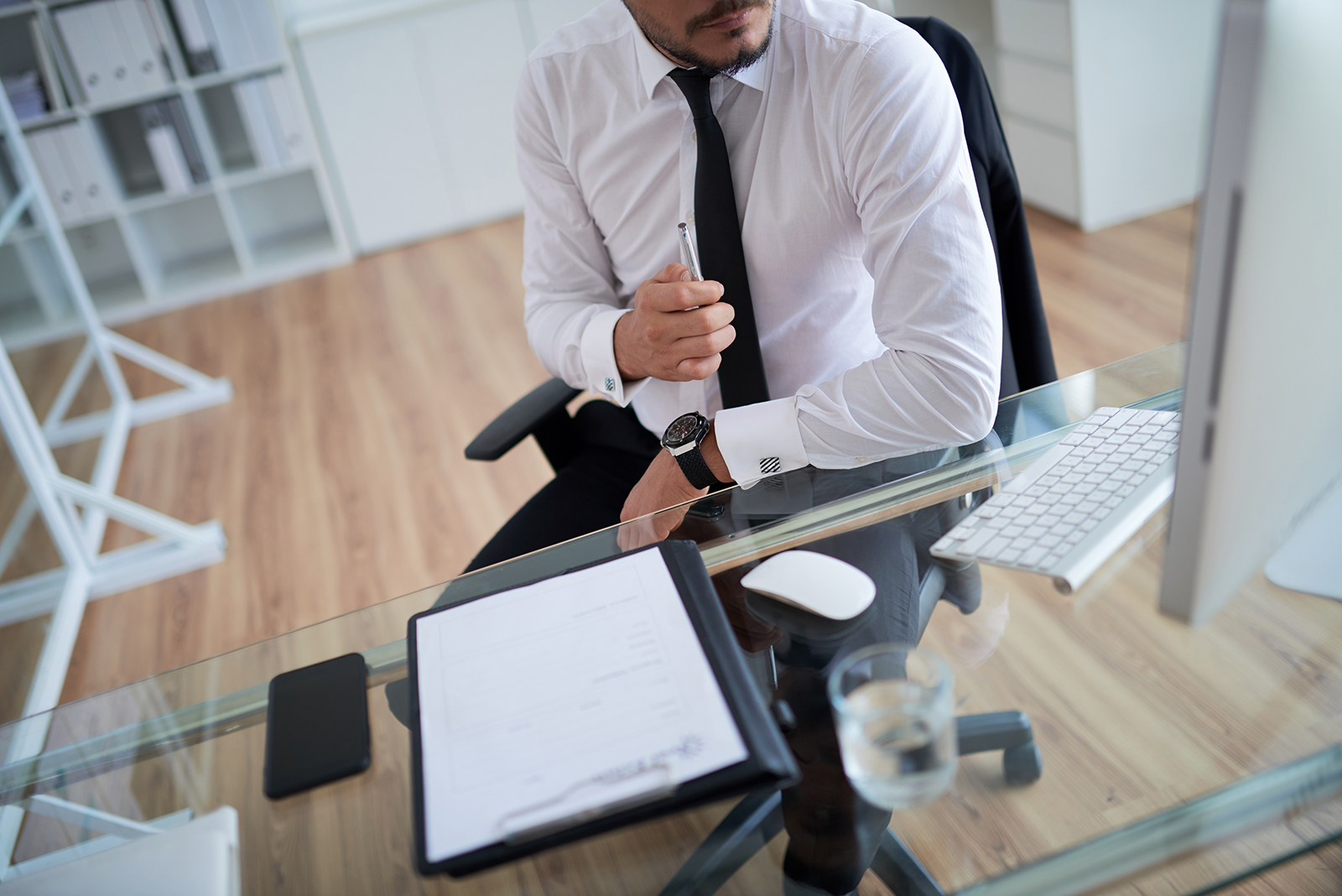 hombre-irreconocible-en-camisa-formal-y-corbata-trabajando-en-la-oficina
